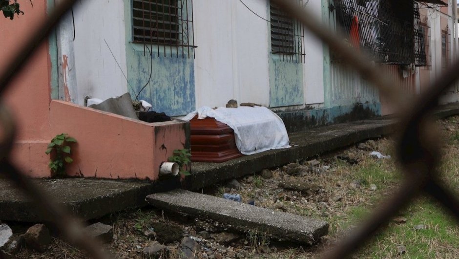  Cientos de personas han fallecido en sus viviendas en la ciudad de Guayaquil y debido a la pandemia los servicios funerarios han colapsado. (Foto: EFE). 