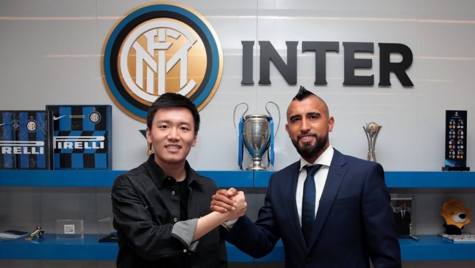 El volante chileno de 33 años firmó su contrato junto al joven presidente del Inter, Steven Zhang. (Foto: @Inter). 